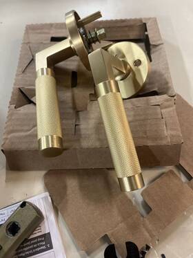5209us4.lsus4.knus4.lh Emtek 5209us4 Knurled L-square Left Handed Privacy Door Lever Set - Satin Brass