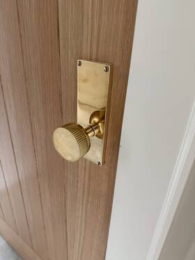 8213us3nl.ccus3nl.skkus3nl Emtek Select Conical Straight Knurled Knob 9 Inch Sideplate Privacy Unlacquered Brass