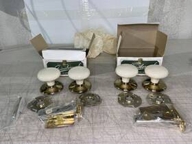 300cawbt67us Gainsborough Rare 4 Genuine Porcelain And Gold Windsor Tone Door Knobs 2 3/8in Rad