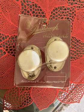 X658ewhgt80 Gainsborough Vtg Whitehall White Round Ceramic Door Knob Set With Gold Oval Plates