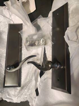 802819 Grandeur Hardware Fifth Avenue Tall Plate With Bellagio Lever Bronze