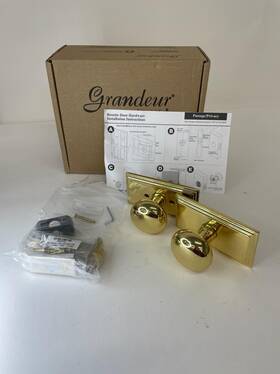 825328 Grandeur Hardware Carre Plate Privacy With Fifth Avenue Knob In Polished Brass