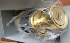 Kwikset 042049260649 Vintage Abbey Vestibule Storeroom Keyed Entry Door Lock Polished Brass