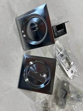 335sqt-26d Kwikset Square Privacy Bed/bath Pocket Door Lock - Satin Chrome