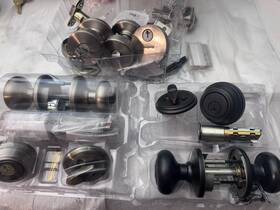 695t Kwikset 883351324878 3pkg Assorted Double Cylindrical Deadbolt. 2 Satin Nickel/1 Matte Black