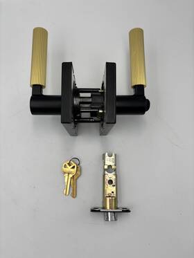 97403-109 Kwikset Mirada Reeded Entry Door Handle With Lock And Key