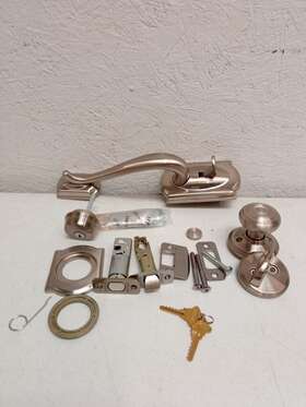 Schlage 043156059379 Camelot Entry Door Handleset With Georgian Knob - Satin Nickel