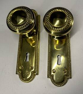 43857 Ultra Hardware Set Of Knobs On Backplate Vintage Collection